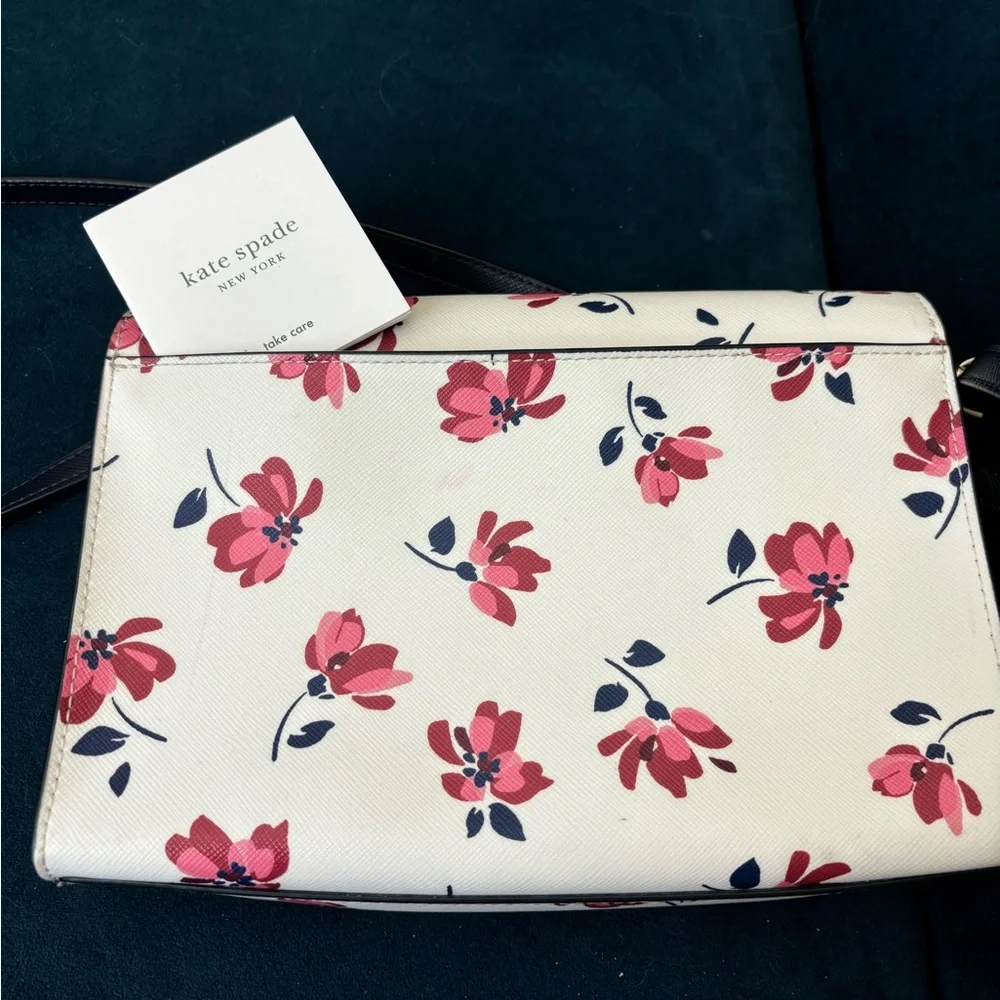 NWT Kate Spade New York crossbody with beautiful flowers - Picture 5 of 8